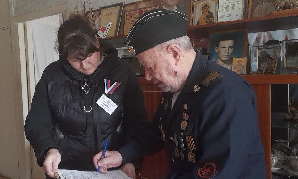 Голосование вне помещения почетного гражданина Усть-Донецкого городского поселения